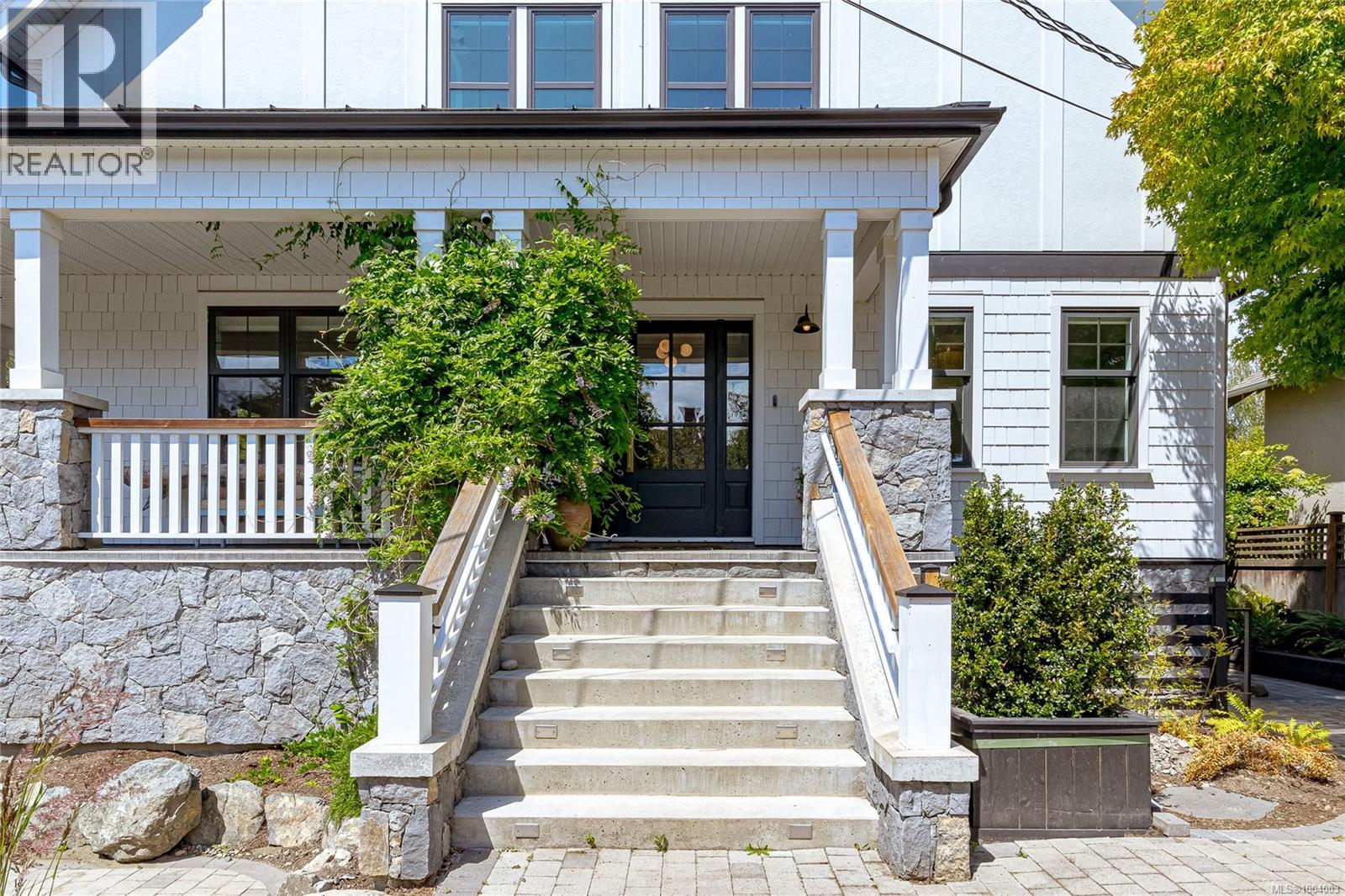Photo 2 of 1150 Mcclure St, Victoria BC