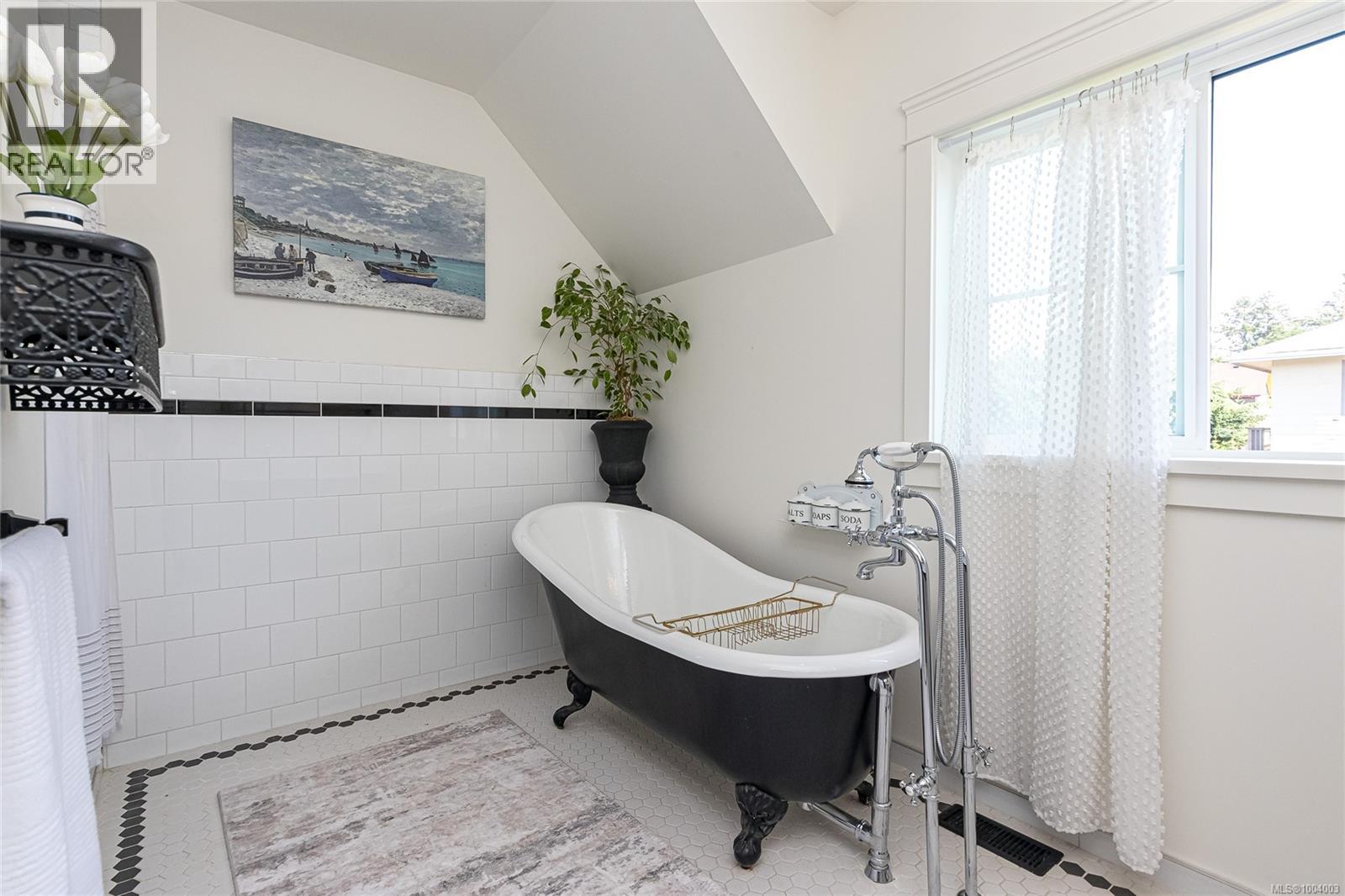 Photo 27 of 1150 Mcclure St, Victoria BC