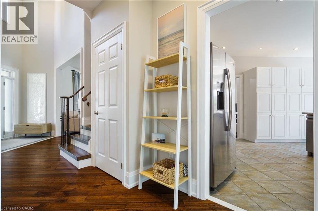 Photo 10 of 104 Davidson Boulevard, Dundas ON