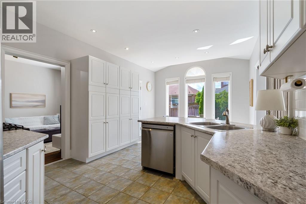 Photo 11 of 104 Davidson Boulevard, Dundas ON