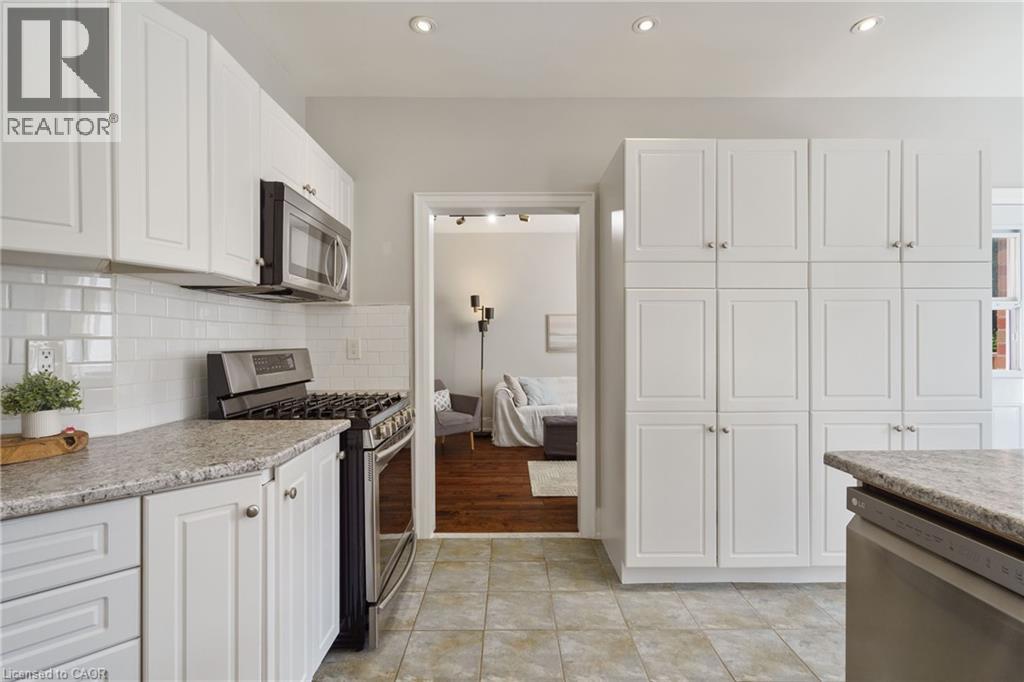 Photo 12 of 104 Davidson Boulevard, Dundas ON