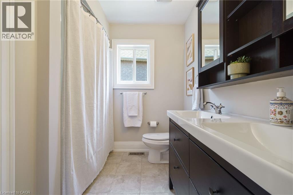 Photo 38 of 104 Davidson Boulevard, Dundas ON