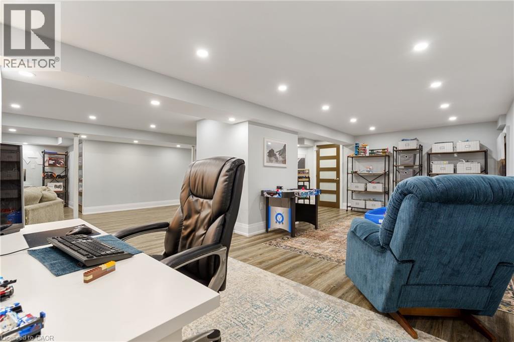 Photo 41 of 104 Davidson Boulevard, Dundas ON