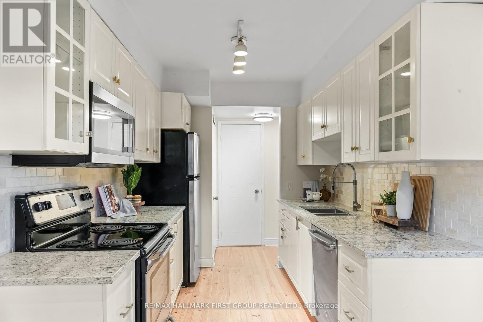 Photo 14 of 102 262 St Helens Avenue, Toronto ON