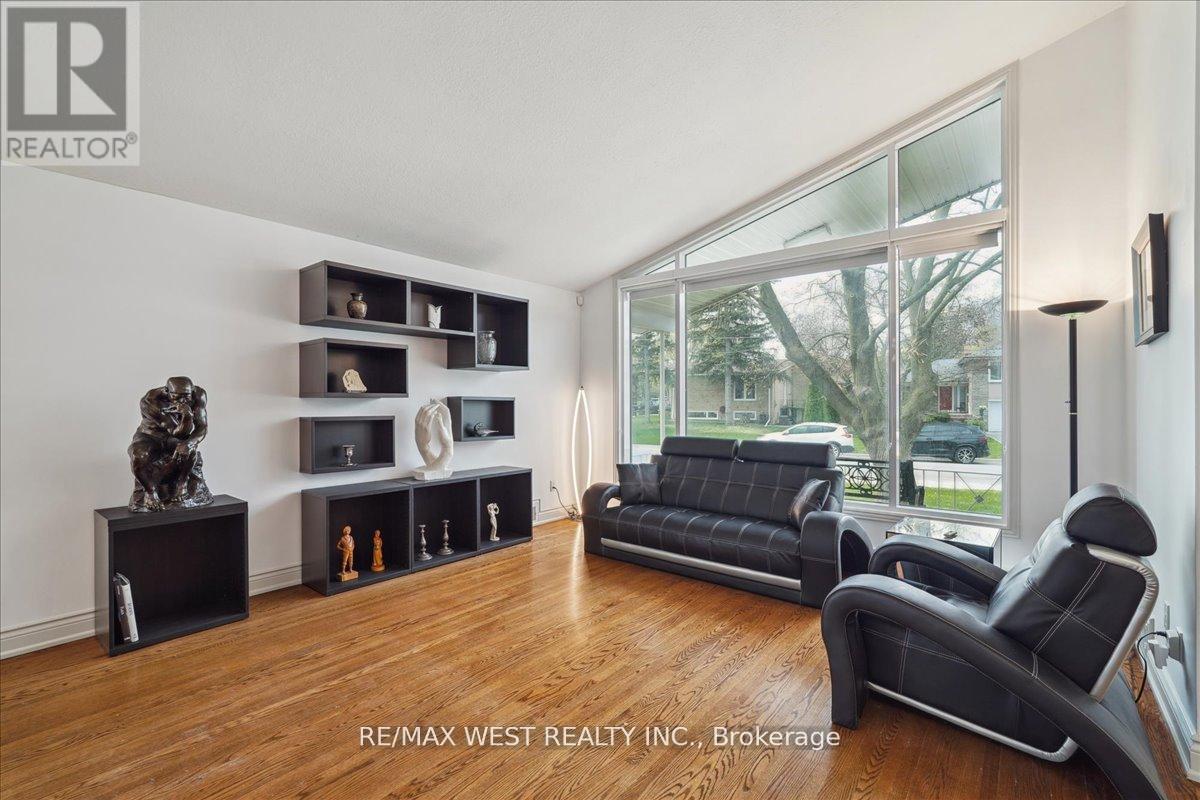 Photo 2 of 40 Arlstan Drive, Toronto ON