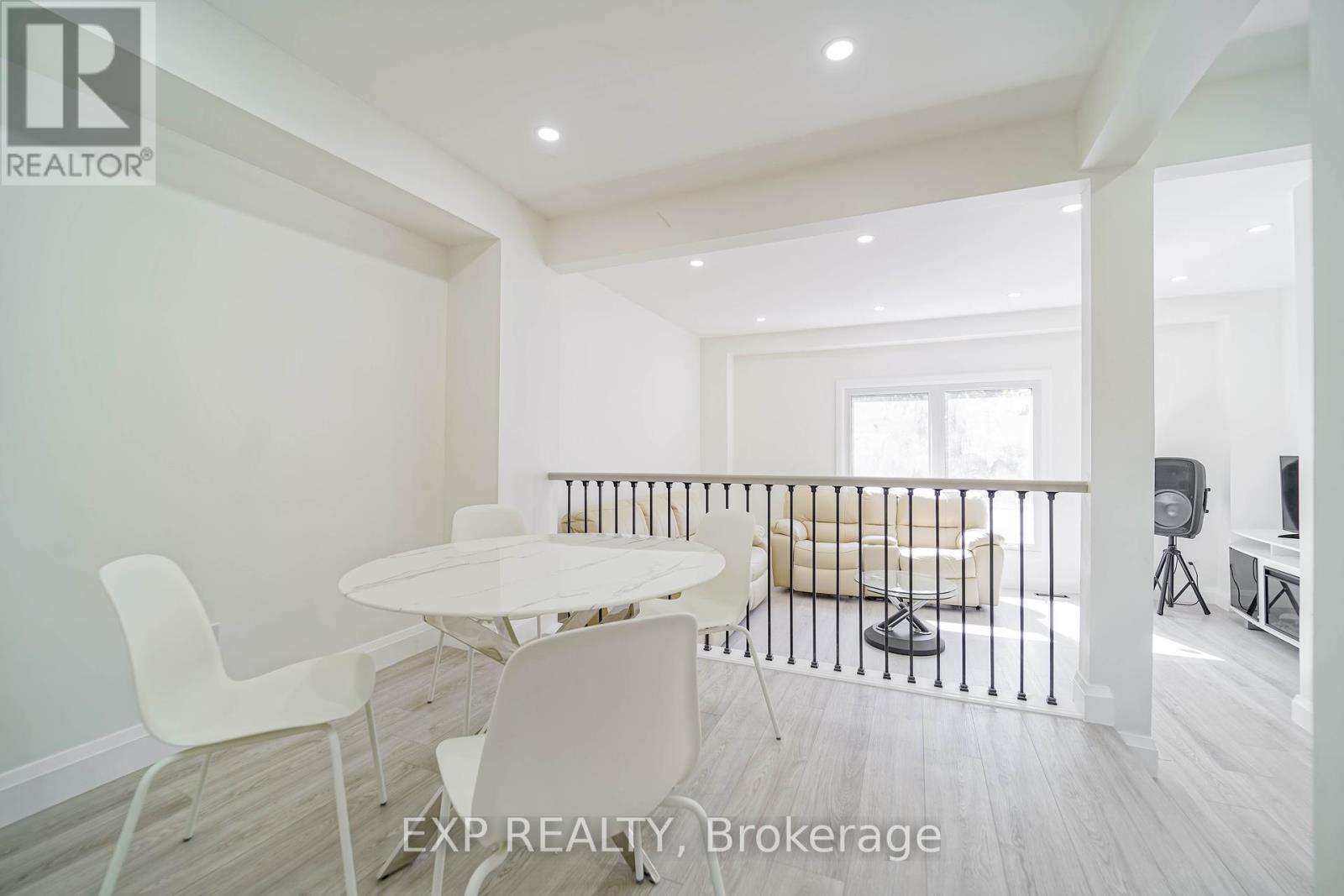 Photo 10 of Upper Lvl 25 Nabob Crescent, Toronto ON