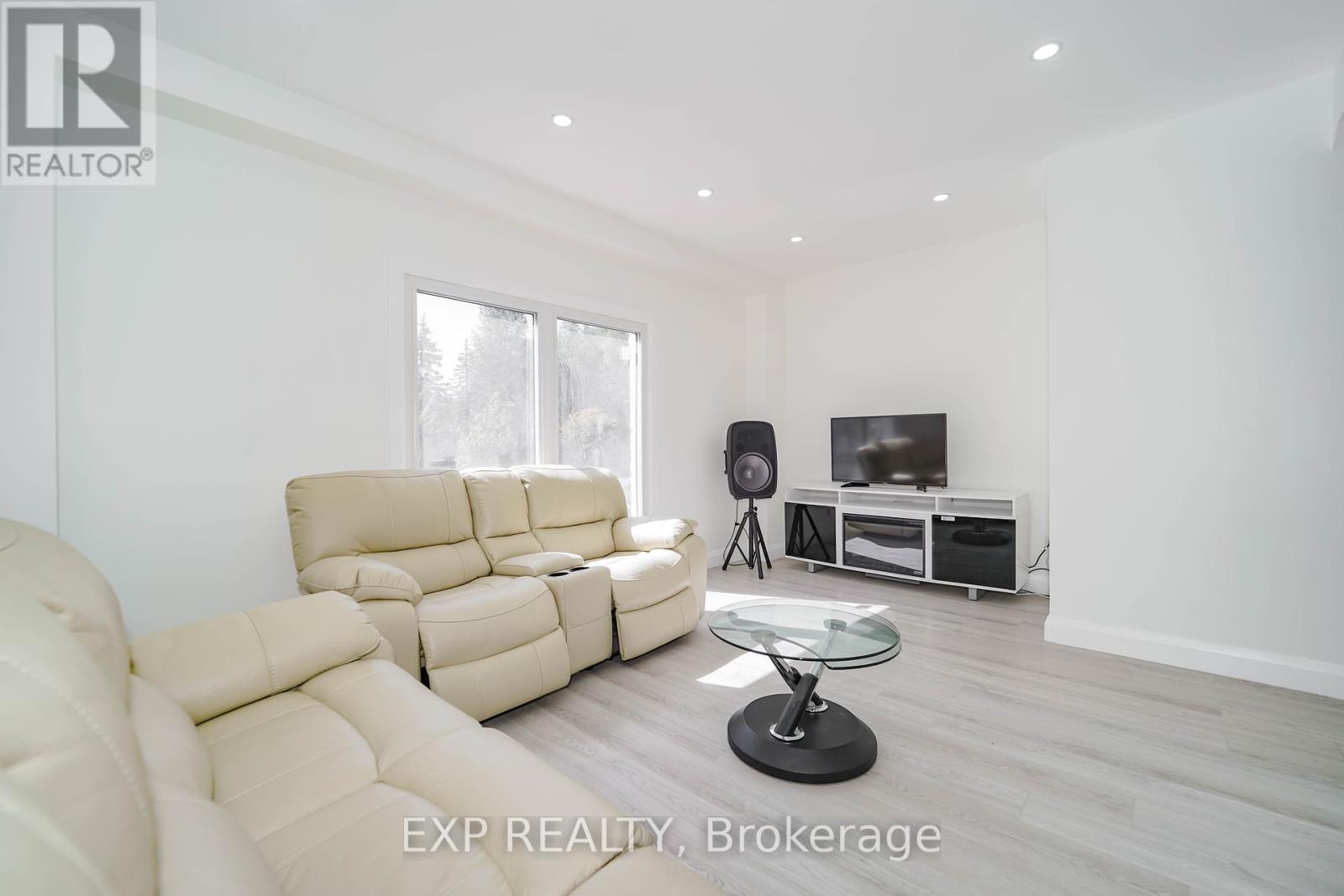Photo 8 of Upper Lvl 25 Nabob Crescent, Toronto ON