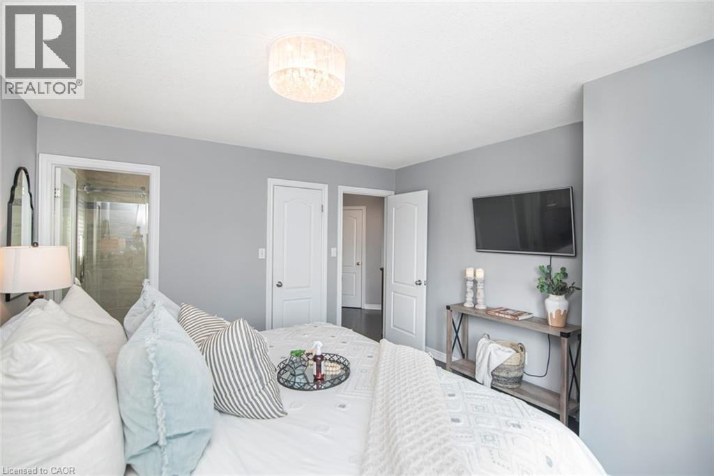 Photo 25 of 31 Griffith Drive, Grimsby ON