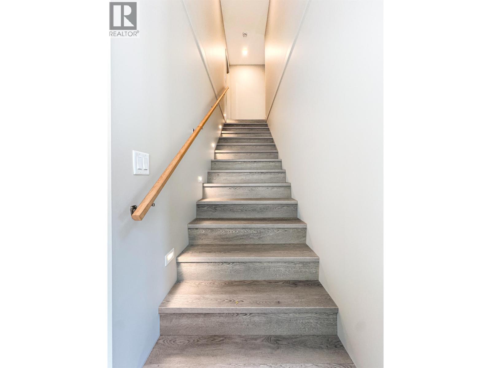 1 4007 BENNER STREET, Terrace