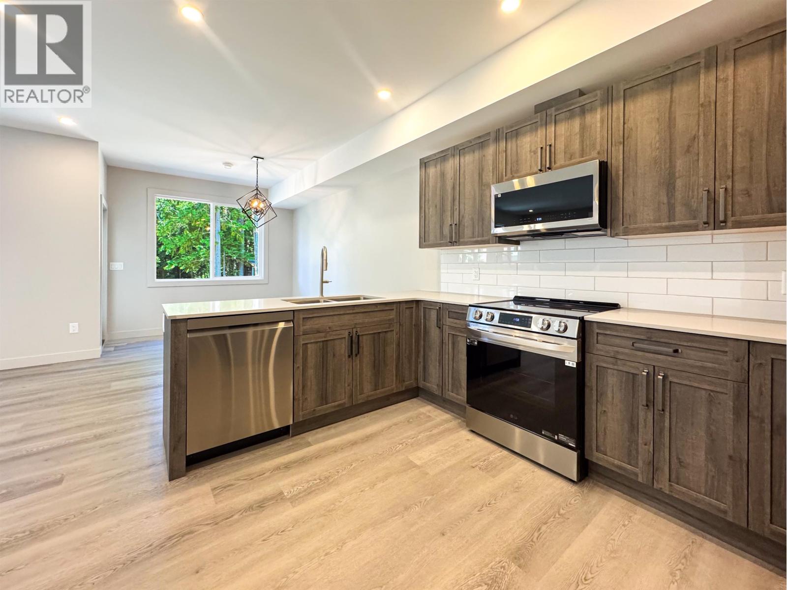 1 4007 BENNER STREET, Terrace