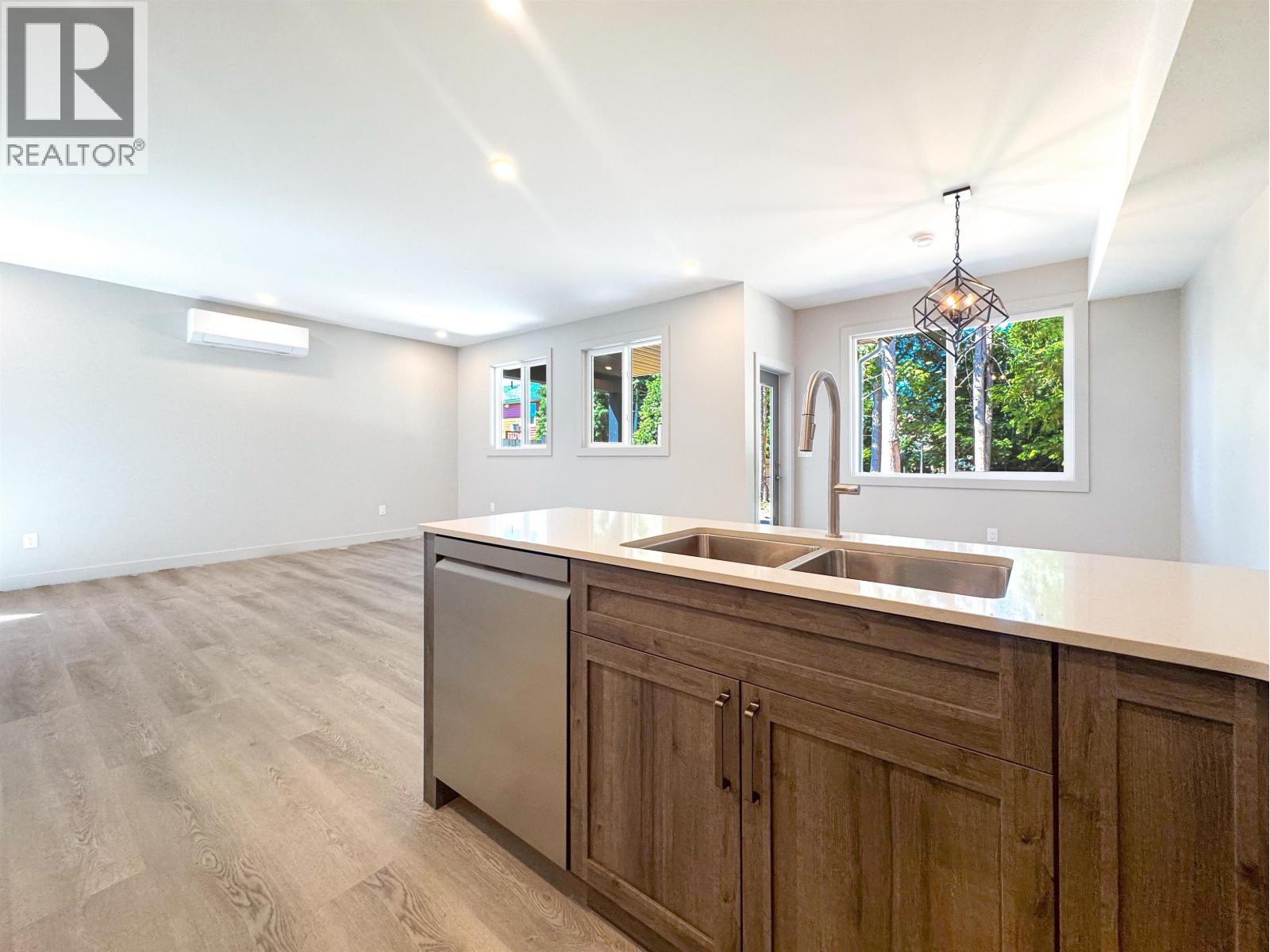 1 4007 BENNER STREET, Terrace