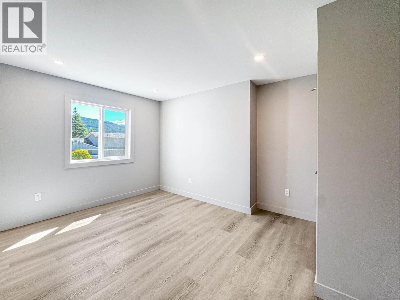 1 4007 BENNER STREET, Terrace