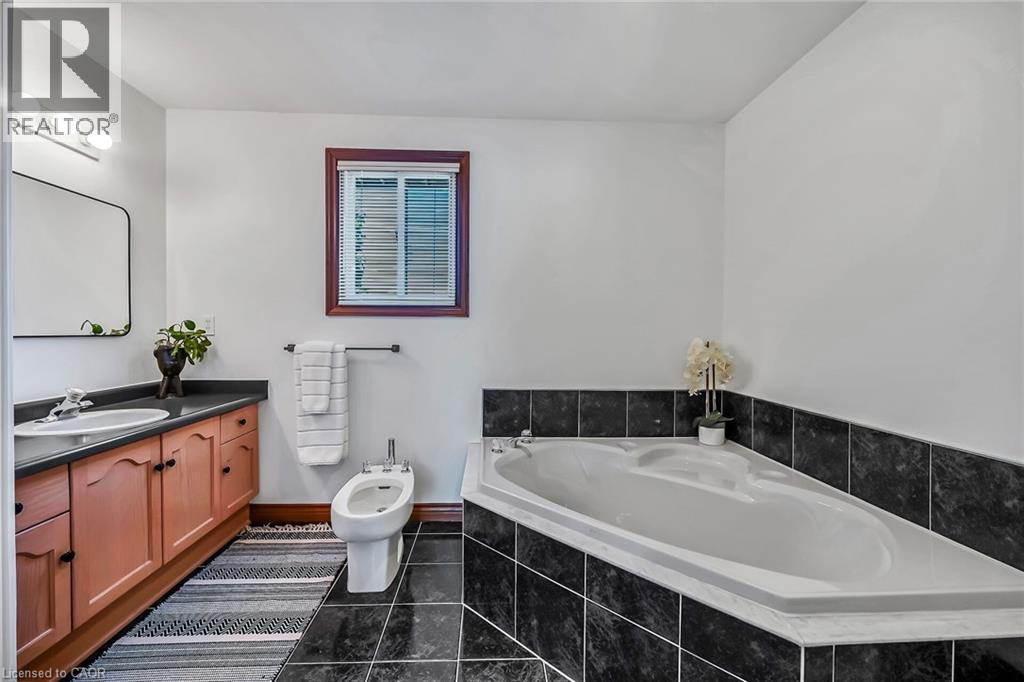 Photo 33 of 95 Gatestone Drive, Hamilton ON