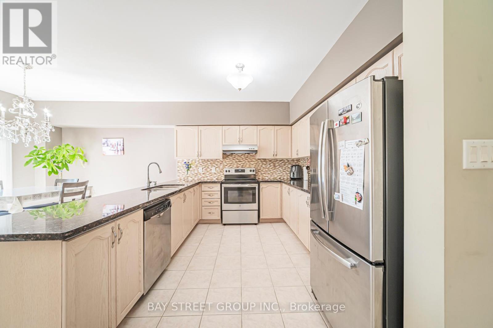 Photo 6 of 85 Rushingbrook Drive, Richmond Hill ON