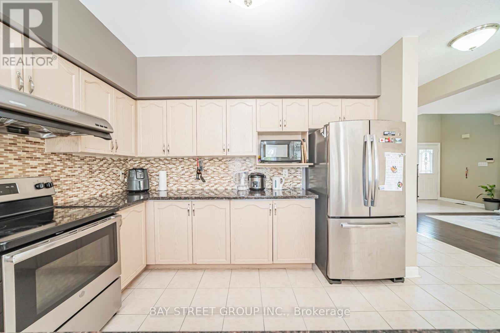 Photo 7 of 85 Rushingbrook Drive, Richmond Hill ON