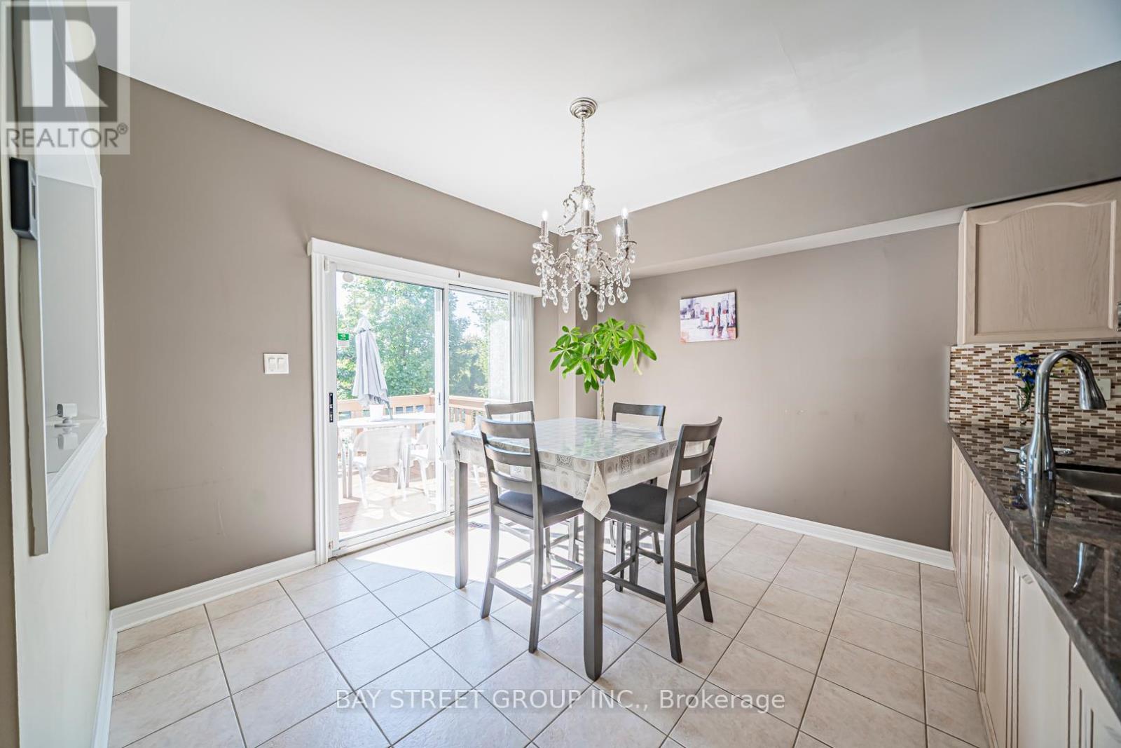 Photo 8 of 85 Rushingbrook Drive, Richmond Hill ON