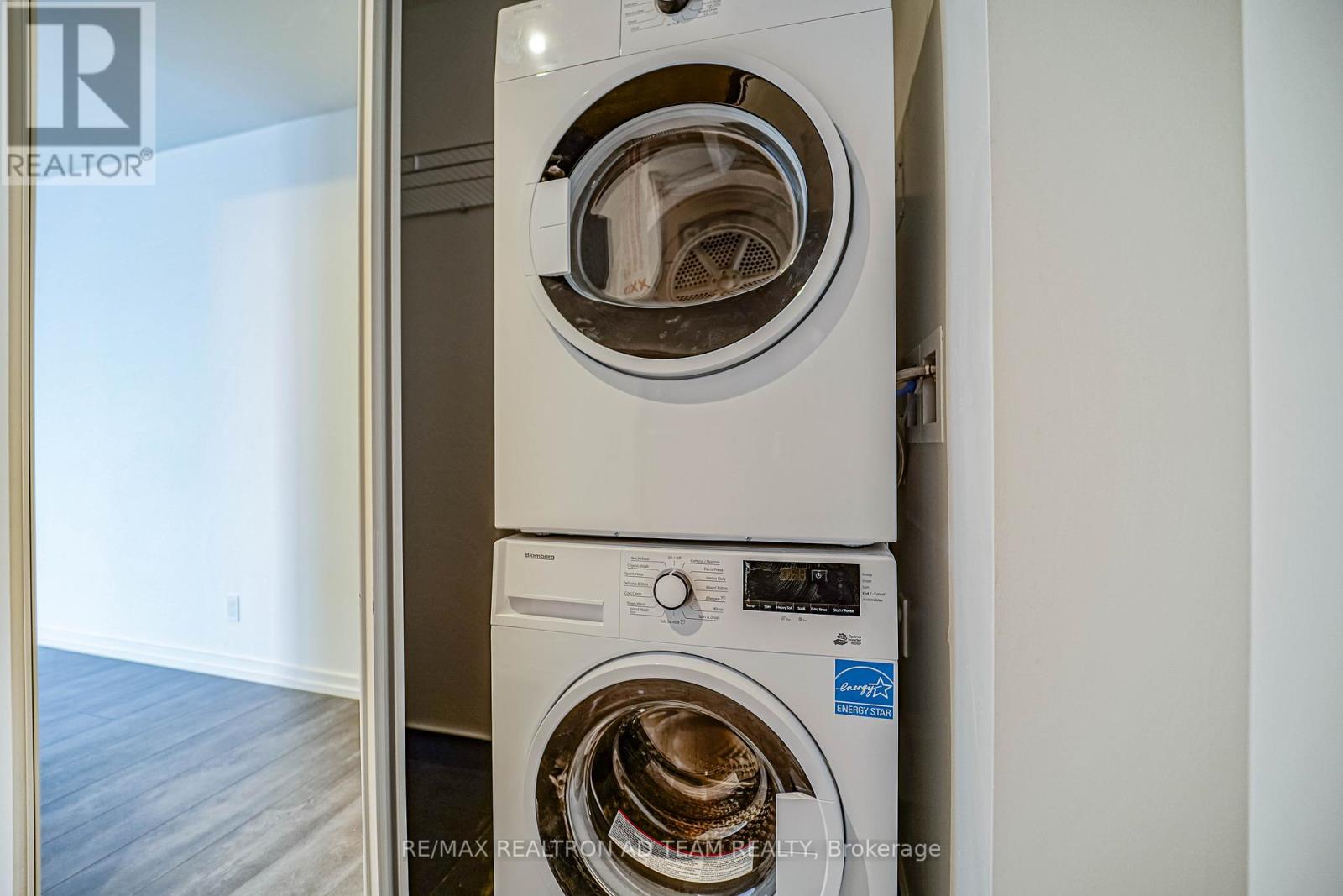 Photo 7 of 1901 1000 Portage Parkway, Vaughan ON