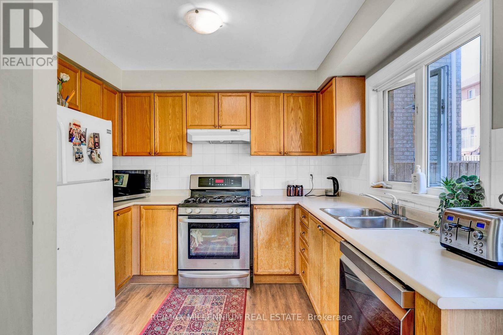 Photo 11 of 10 Mainland Crescent E, Vaughan ON