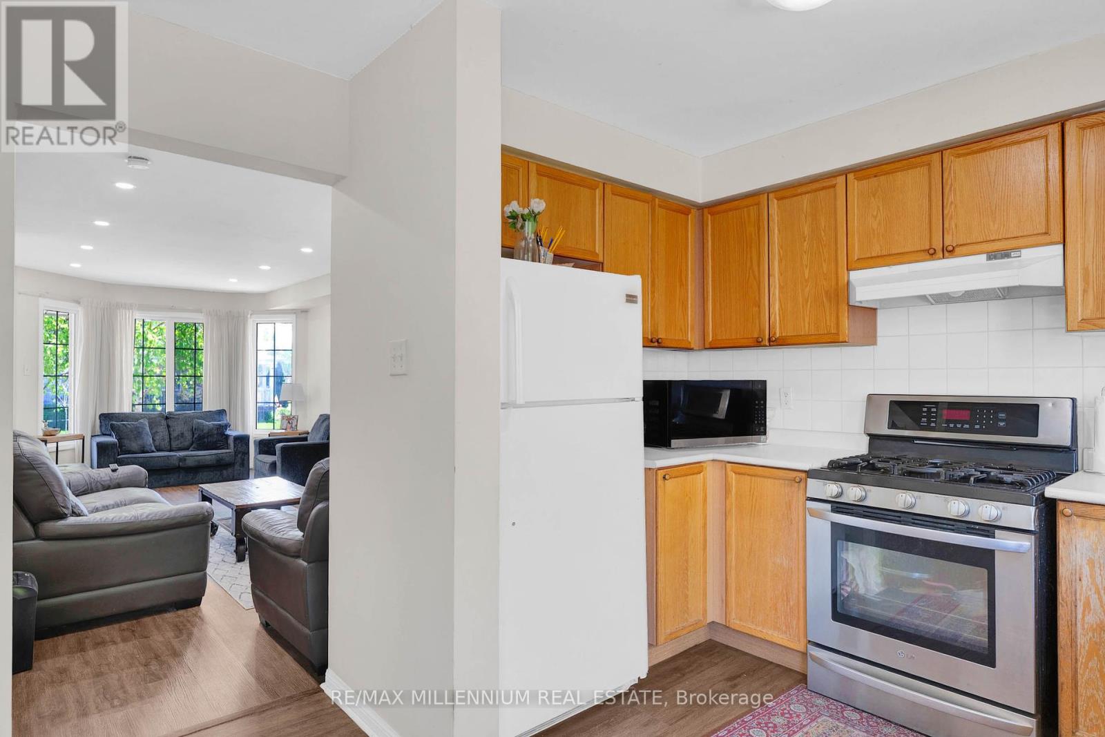 Photo 12 of 10 Mainland Crescent E, Vaughan ON