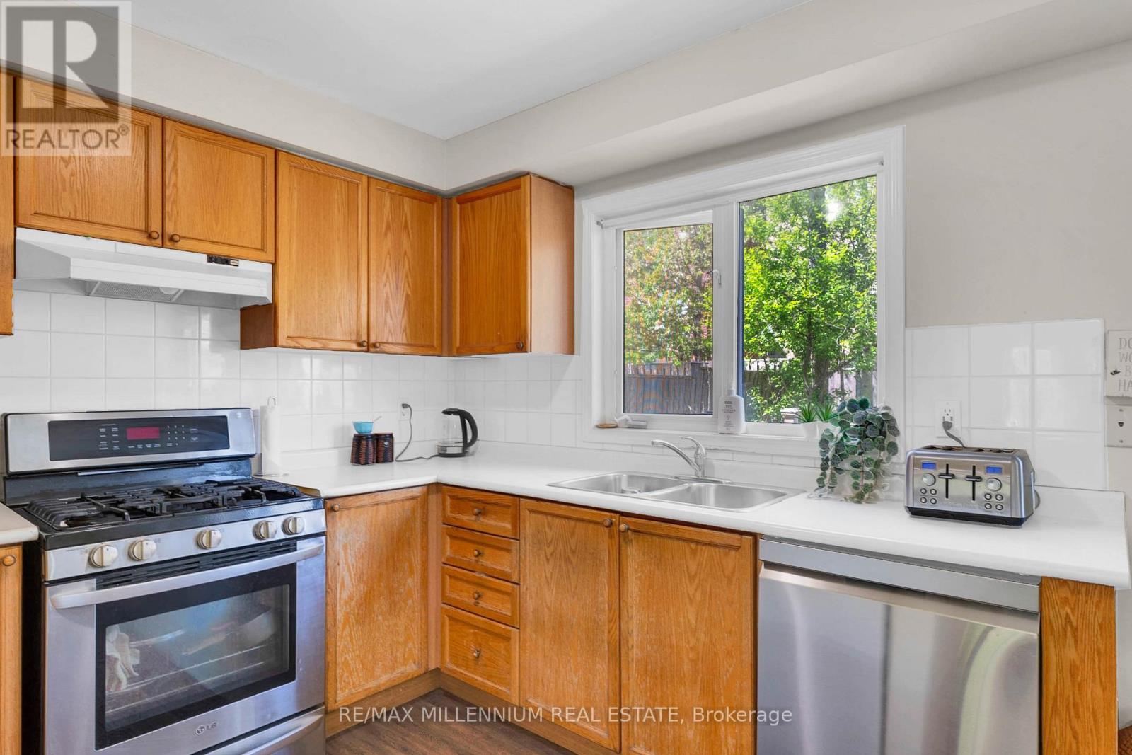 Photo 13 of 10 Mainland Crescent E, Vaughan ON