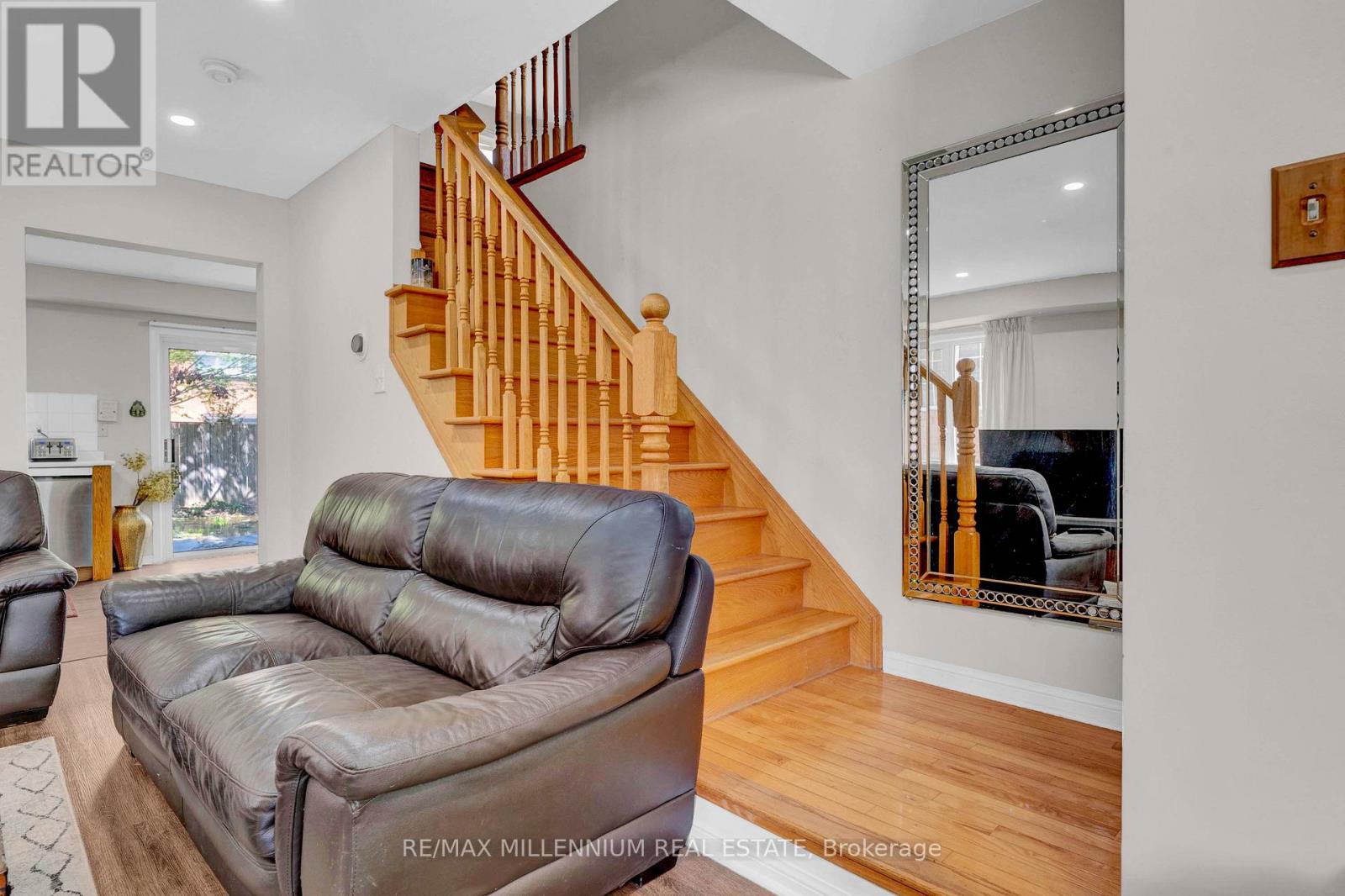 Photo 17 of 10 Mainland Crescent E, Vaughan ON