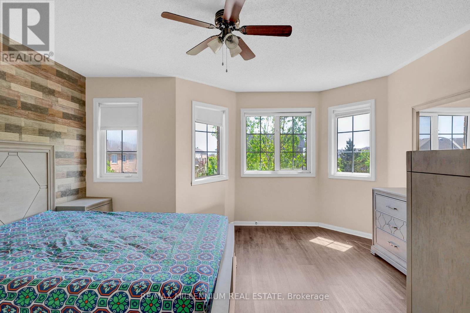 Photo 20 of 10 Mainland Crescent E, Vaughan ON