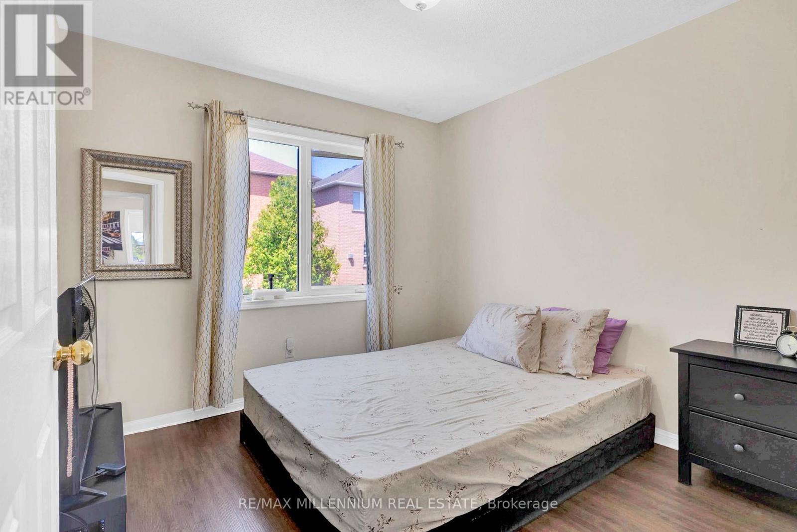Photo 25 of 10 Mainland Crescent E, Vaughan ON