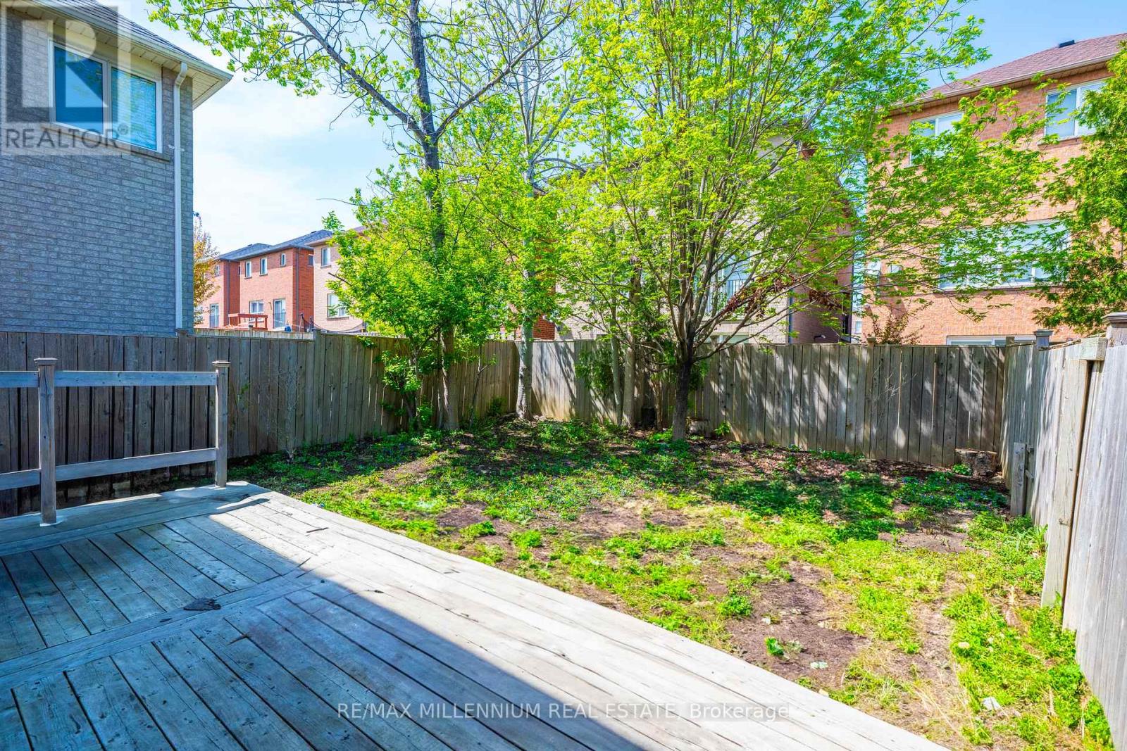 Photo 40 of 10 Mainland Crescent E, Vaughan ON