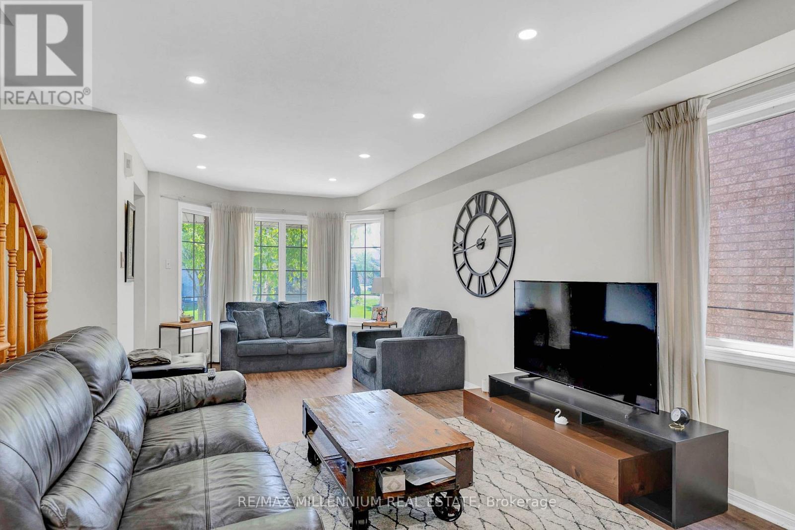 Photo 7 of 10 Mainland Crescent E, Vaughan ON