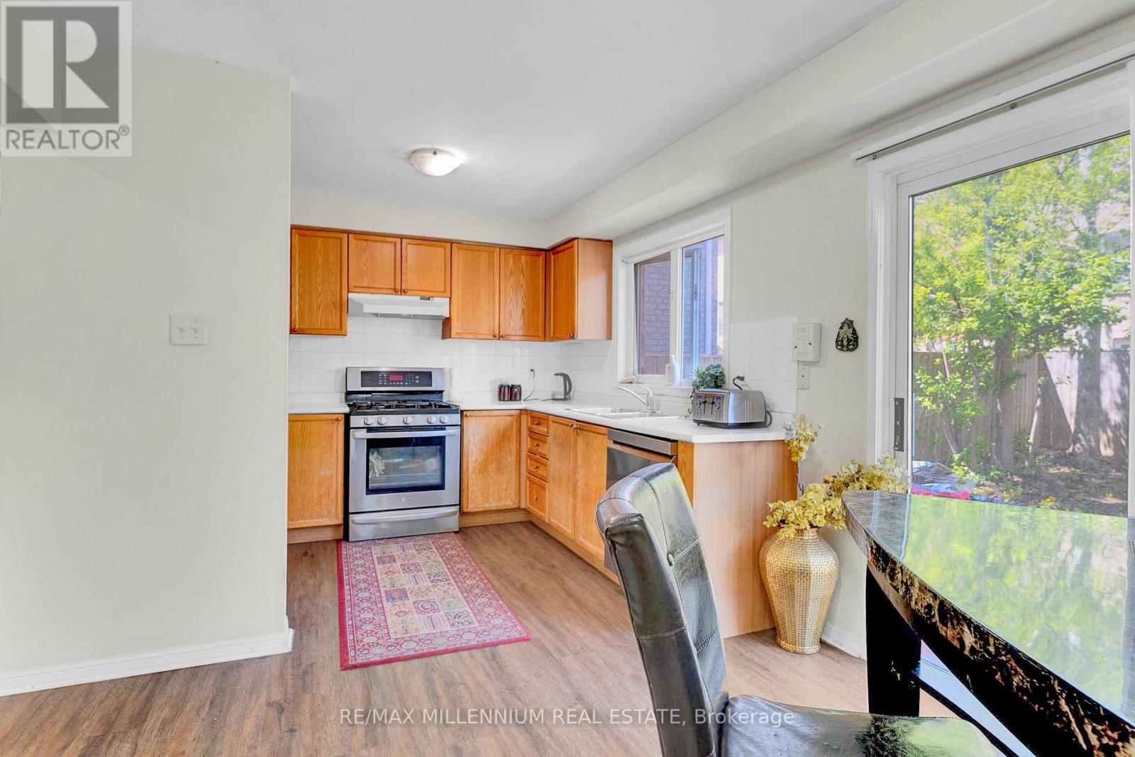 Photo 9 of 10 Mainland Crescent E, Vaughan ON