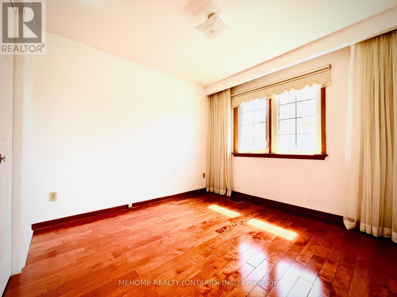 Photo 11 of Upper 2 Corton Gate, Toronto ON