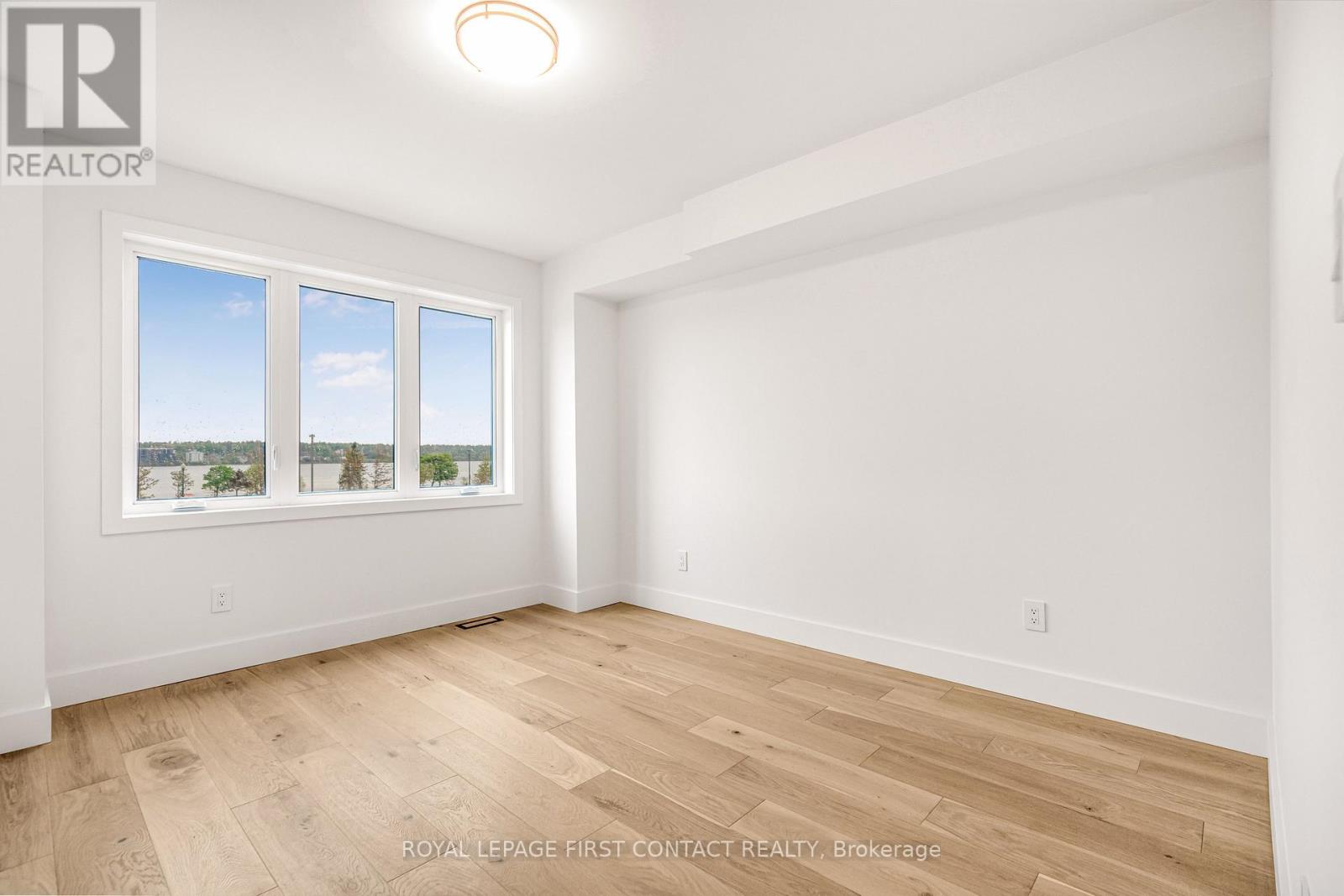 Photo 8 of 4 Alderwood Lane, Barrie ON