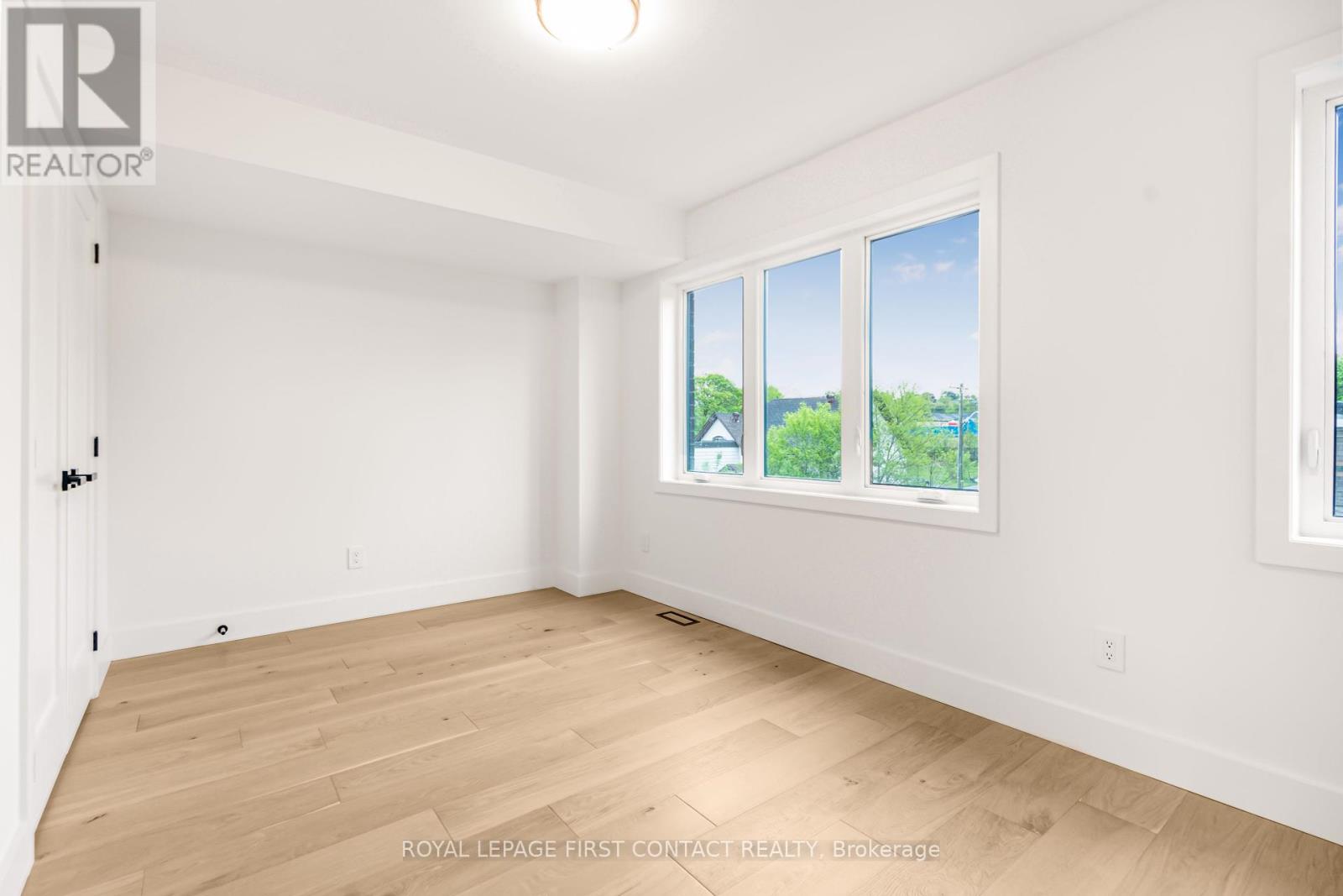 Photo 9 of 4 Alderwood Lane, Barrie ON