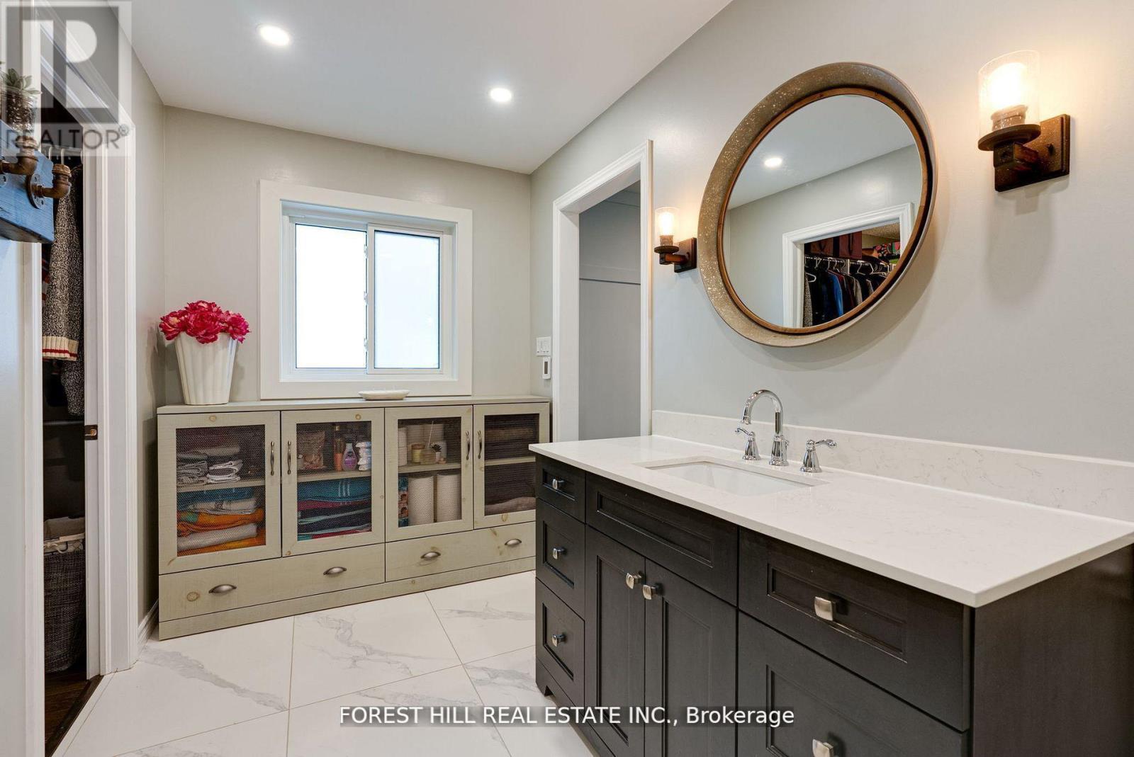 Photo 10 of 44 Prince Of Wales Drive, Barrie ON