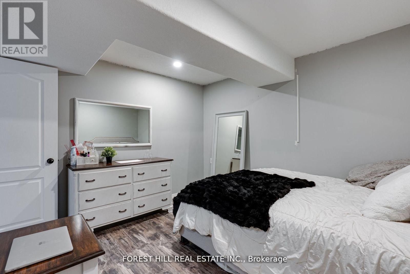 Photo 21 of 44 Prince Of Wales Drive, Barrie ON