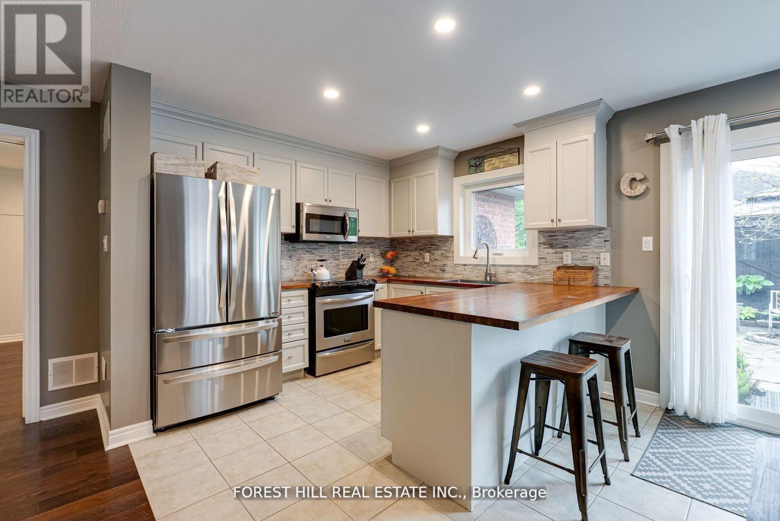 Photo 4 of 44 Prince Of Wales Drive, Barrie ON