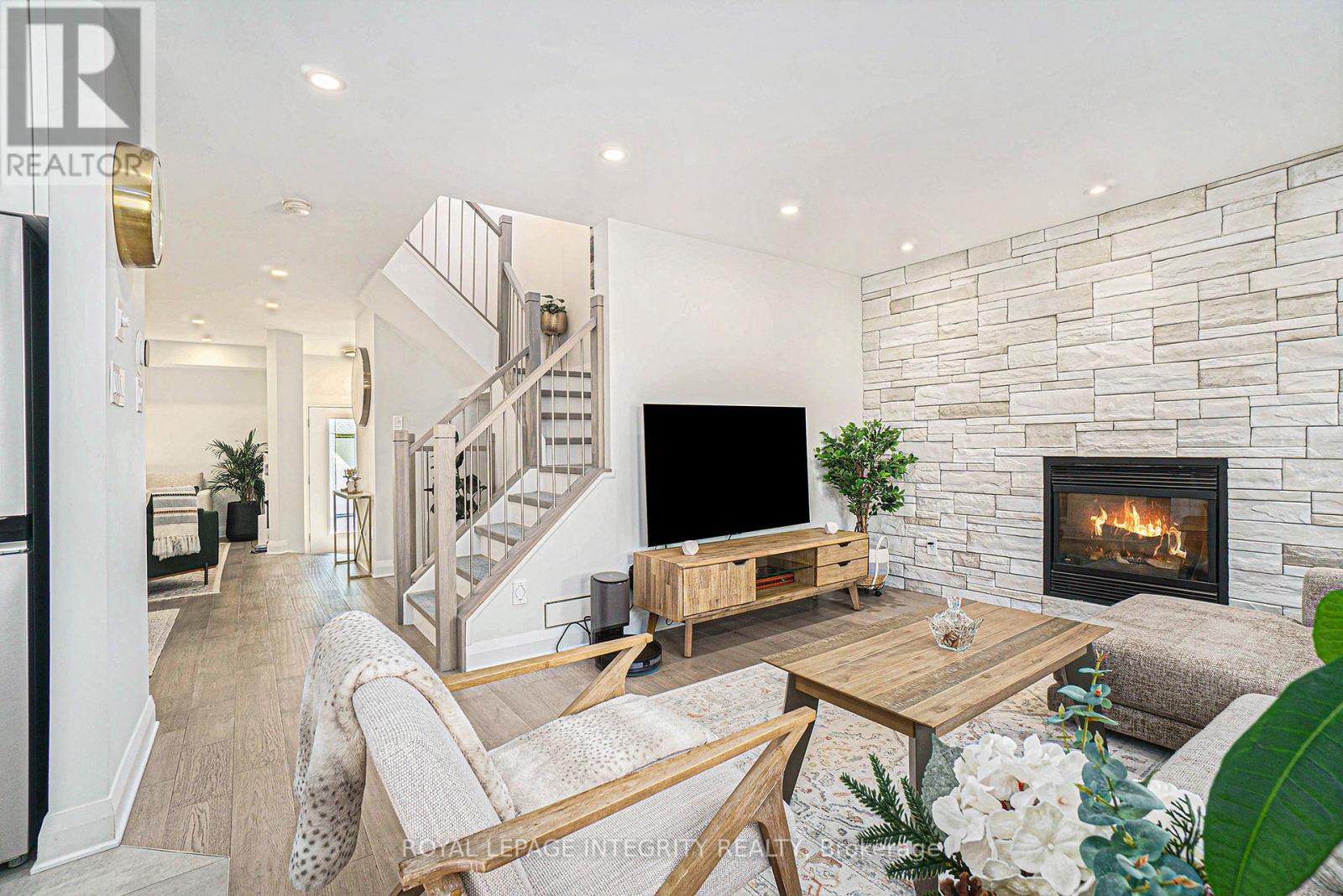 Photo 8 of 25 Berry Glen Street, Ottawa ON