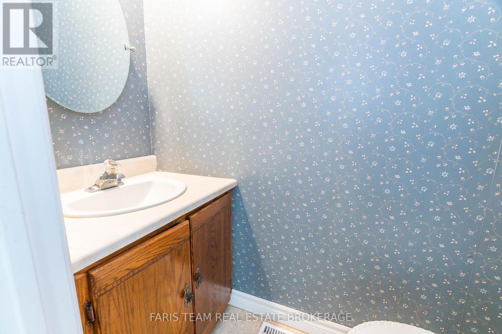 Photo 19 of 53 Maple Drive, Orillia ON