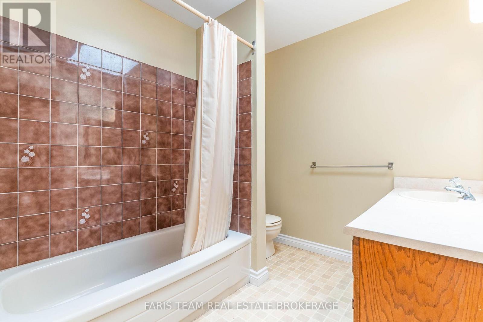 Photo 28 of 53 Maple Drive, Orillia ON