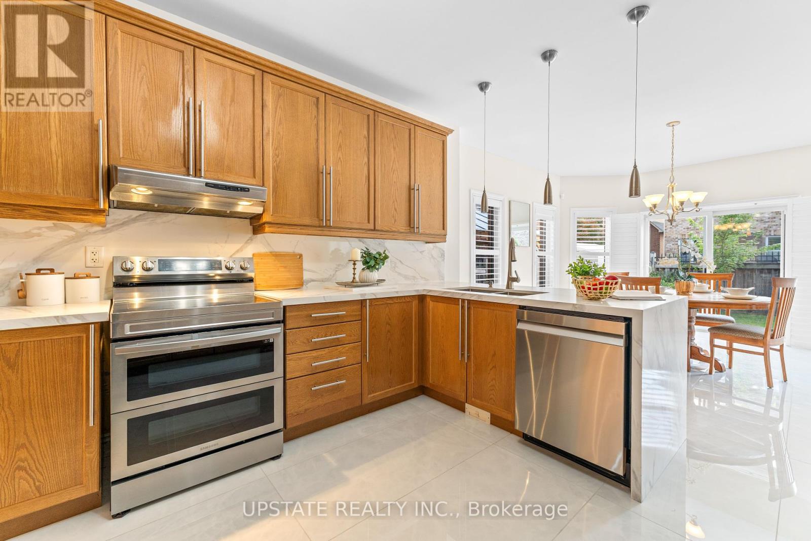Photo 11 of 22 Saint Hubert Drive, Brampton ON