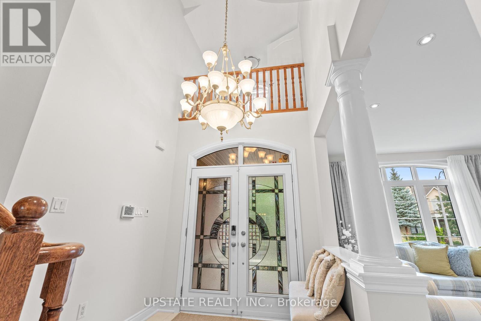 Photo 4 of 22 Saint Hubert Drive, Brampton ON
