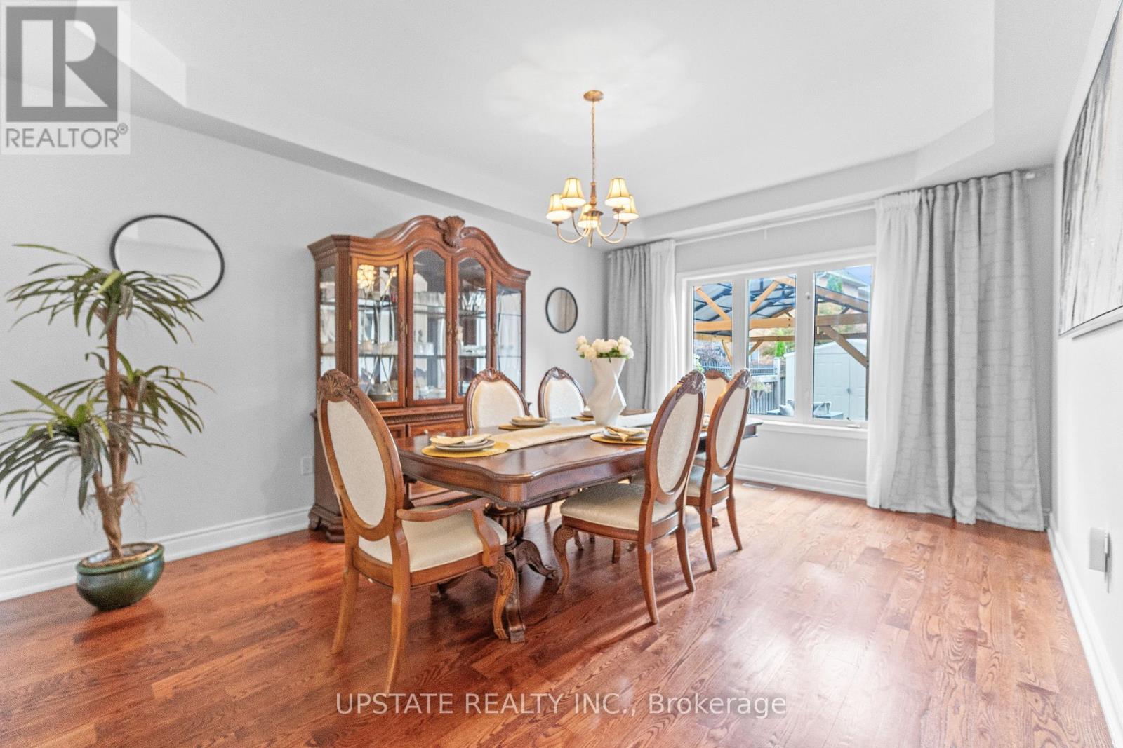 Photo 8 of 22 Saint Hubert Drive, Brampton ON