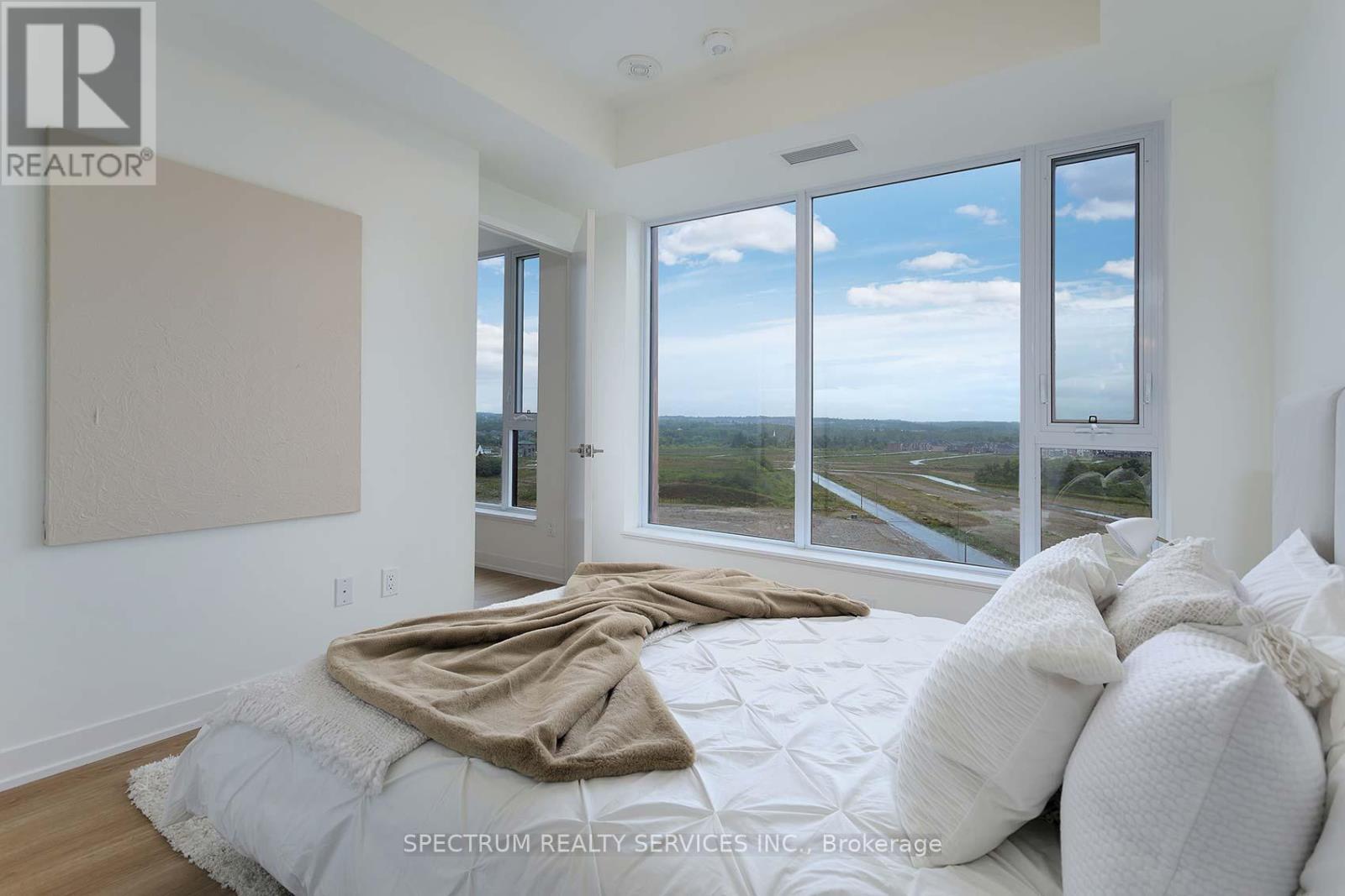 Photo 13 of 1028 2 David Eyer Road, Richmond Hill ON