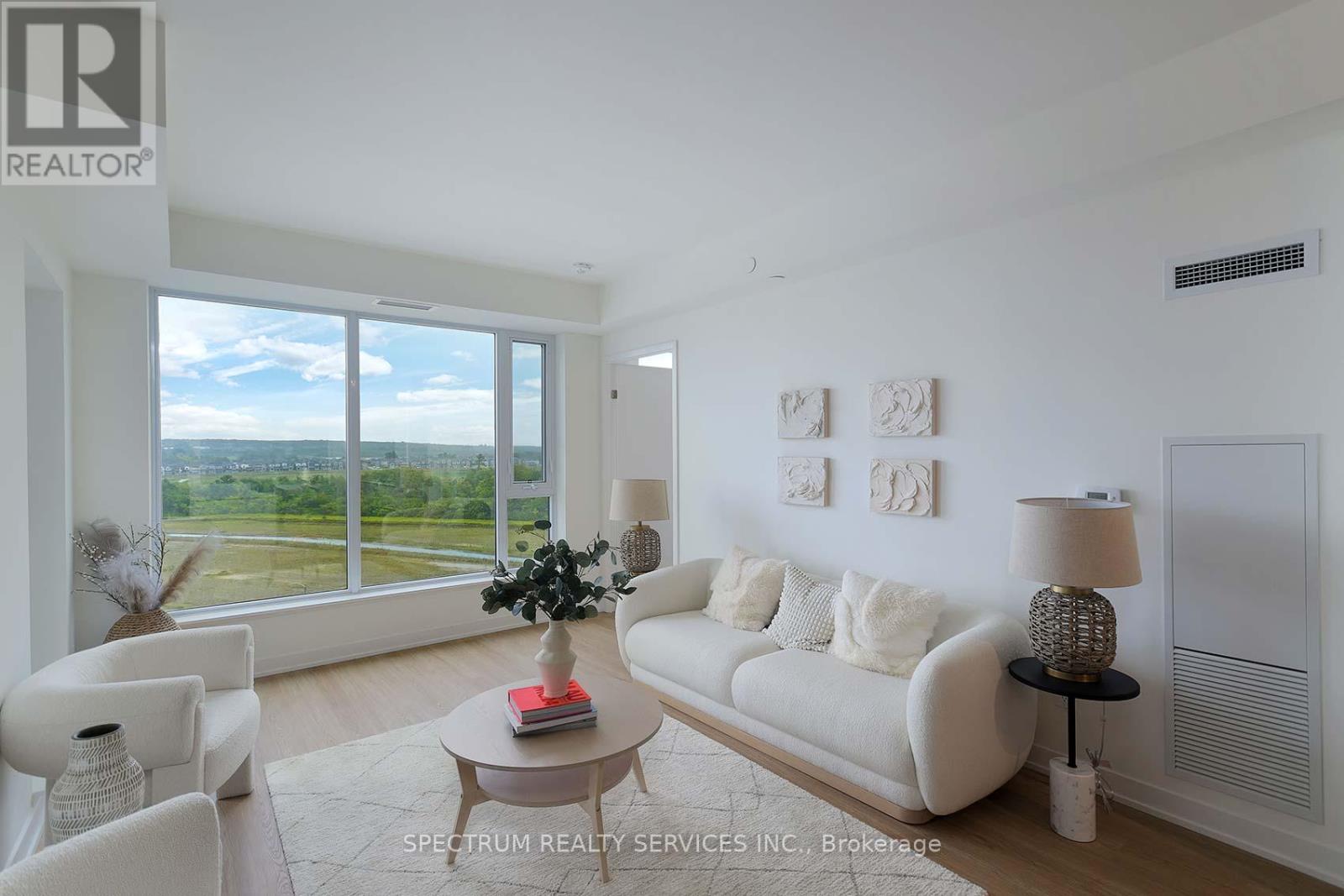 Photo 3 of 1028 2 David Eyer Road, Richmond Hill ON