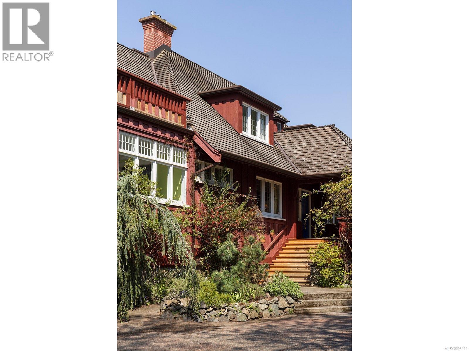 Photo 4 of 934 A Foul Bay Rd, Victoria BC