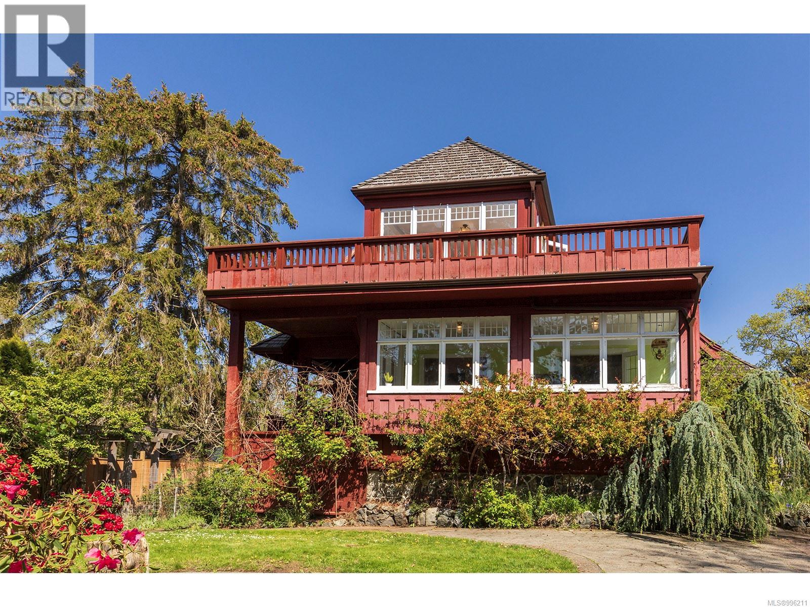 Photo 3 of 934 A Foul Bay Rd, Victoria BC
