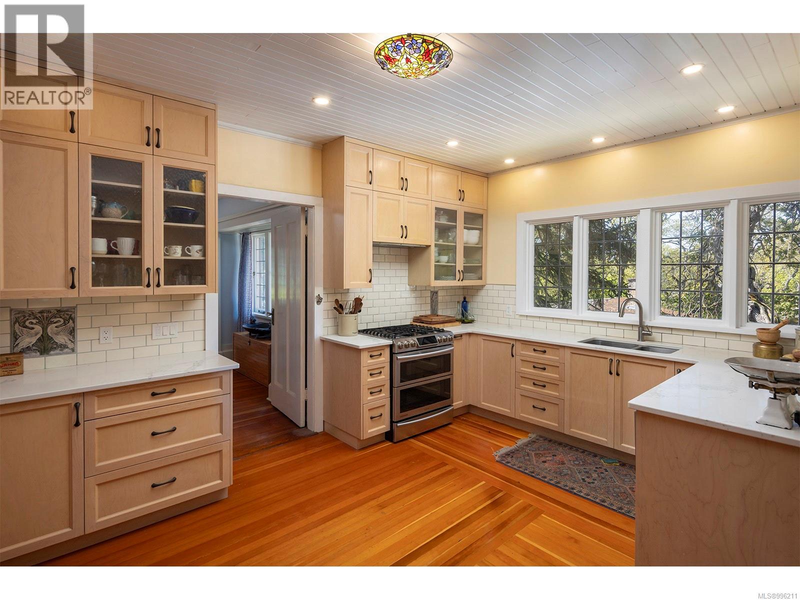 Photo 18 of 934 A Foul Bay Rd, Victoria BC