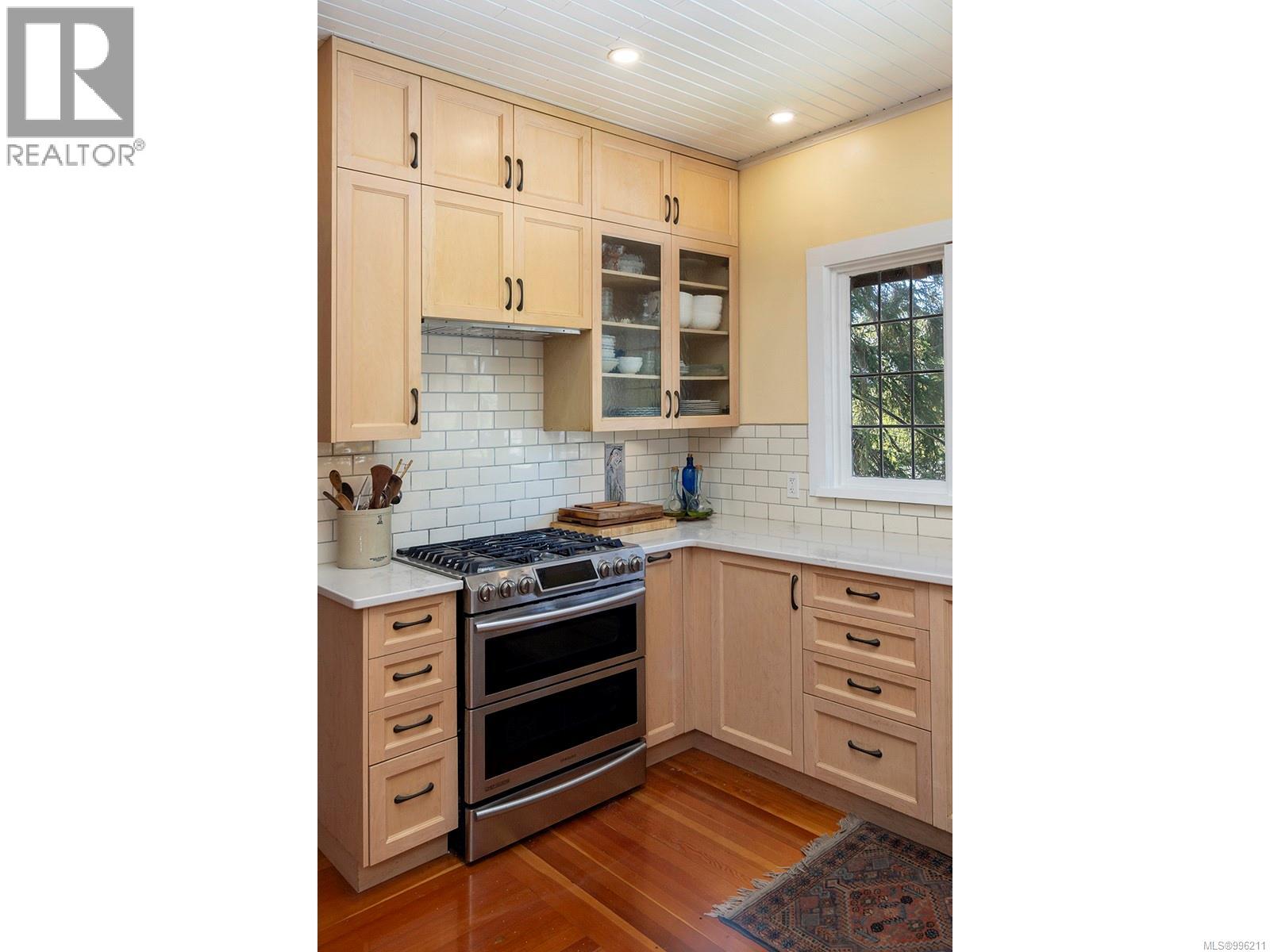 Photo 19 of 934 A Foul Bay Rd, Victoria BC
