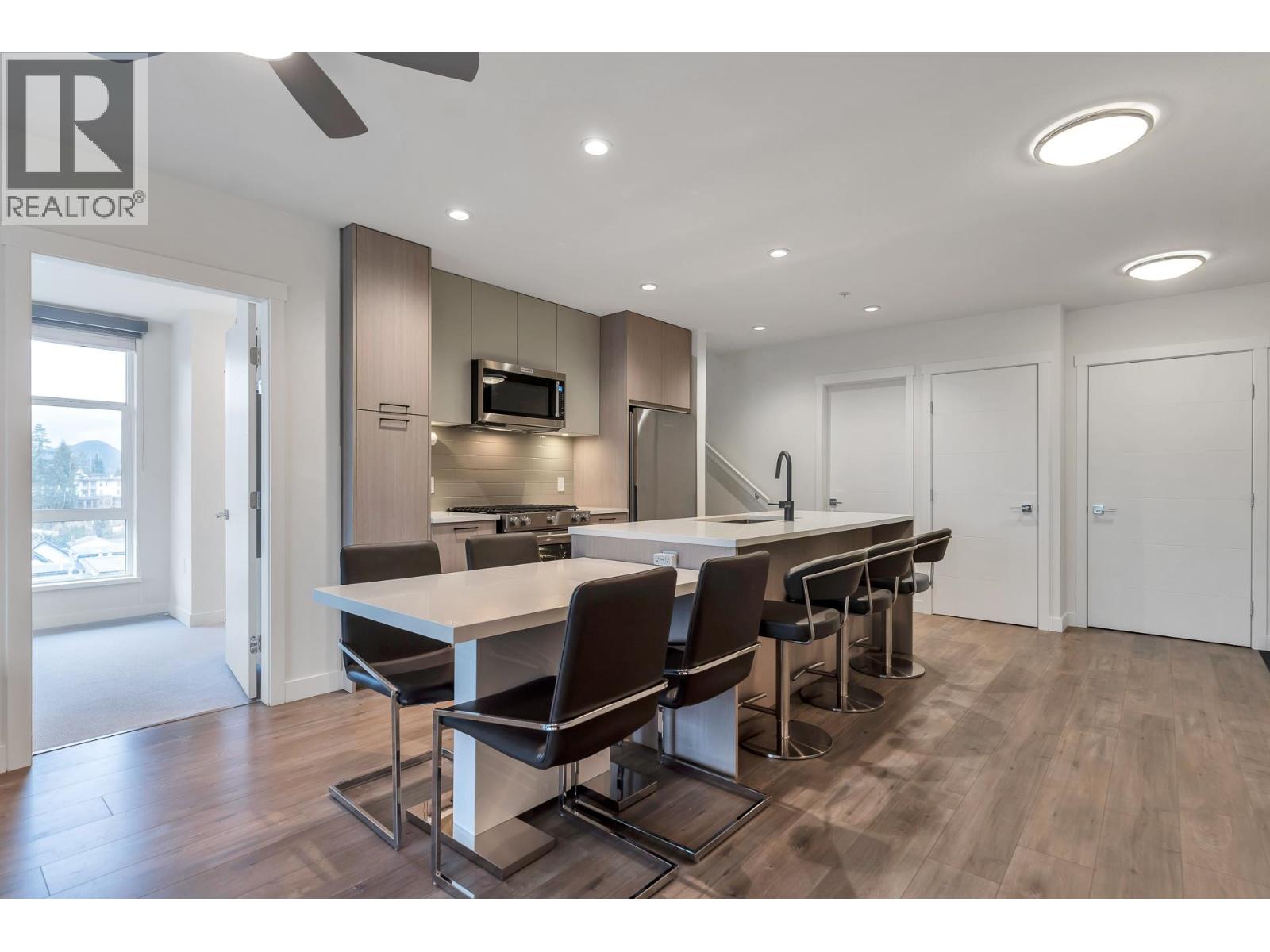 611 707 COMO LAKE AVENUE, Coquitlam