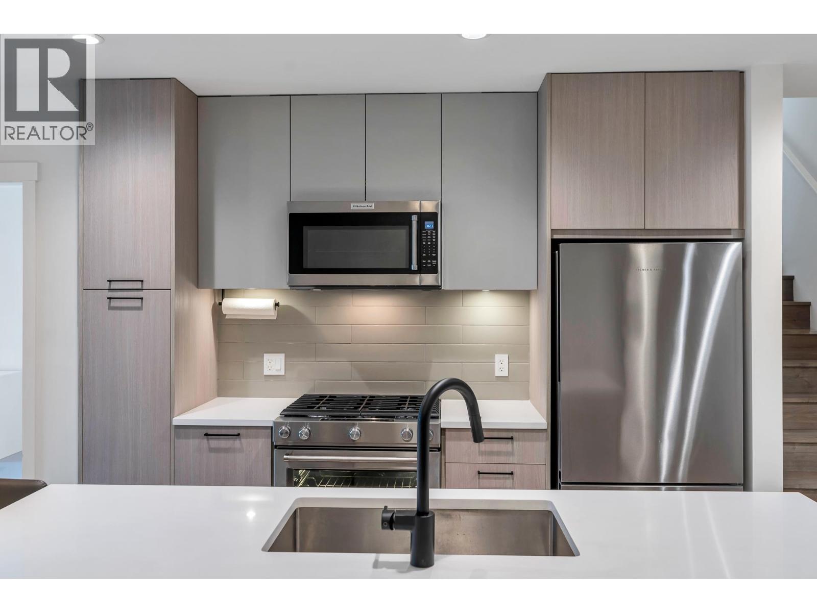 611 707 COMO LAKE AVENUE, Coquitlam